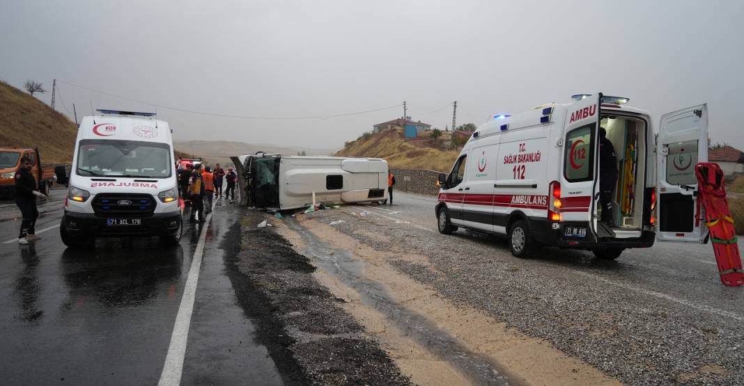 Konya-Kırıkkale yolunda işçi servisi devrildi: 15 yaralı var 4